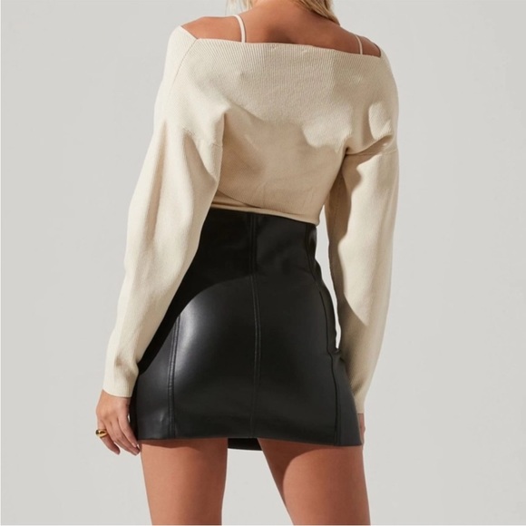 Like New ASTR Cream Half Sweater Twist Knit Top Size XS - Picture 2 of 6